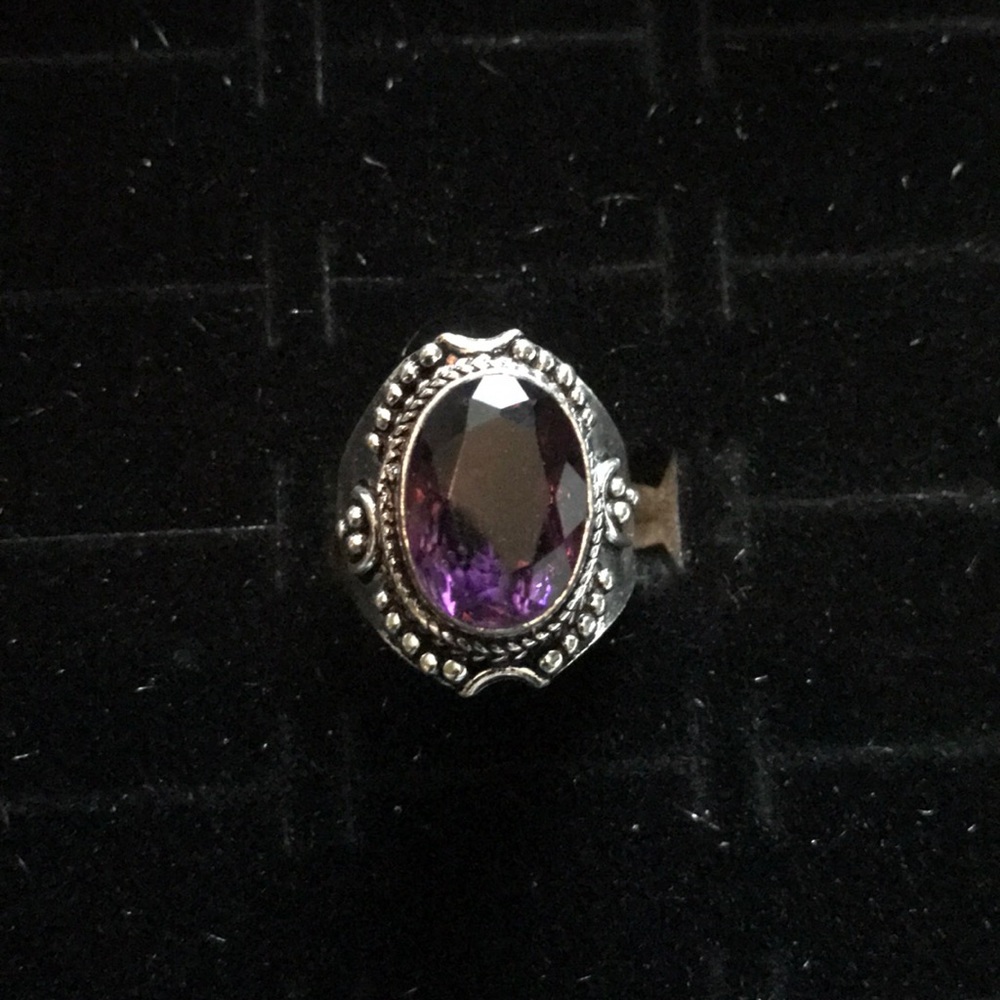 Stunning sterling silver and amethyst ring! 7.5